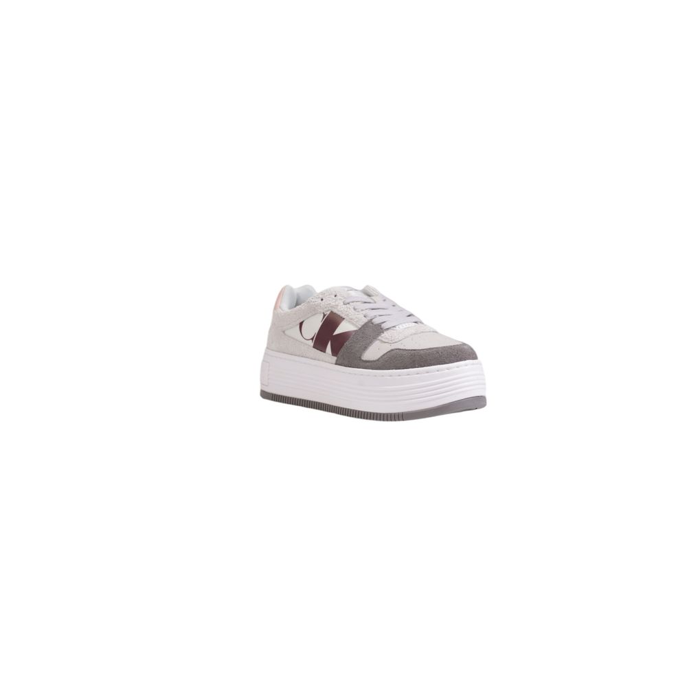 Gray Leather SneakerThe Calvin Klein BOLD PLATF LOW MIX YW0YW01604 women’s sneakers are the perfect blend of style and comfort. Made from 100% leather, these shoes feature a modern and appealing design, ideal for those who want a touch of elegance in thei