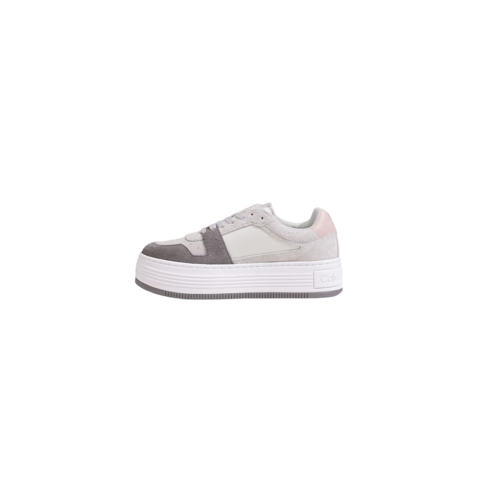 Gray Leather SneakerThe Calvin Klein BOLD PLATF LOW MIX YW0YW01604 women’s sneakers are the perfect blend of style and comfort. Made from 100% leather, these shoes feature a modern and appealing design, ideal for those who want a touch of elegance in thei