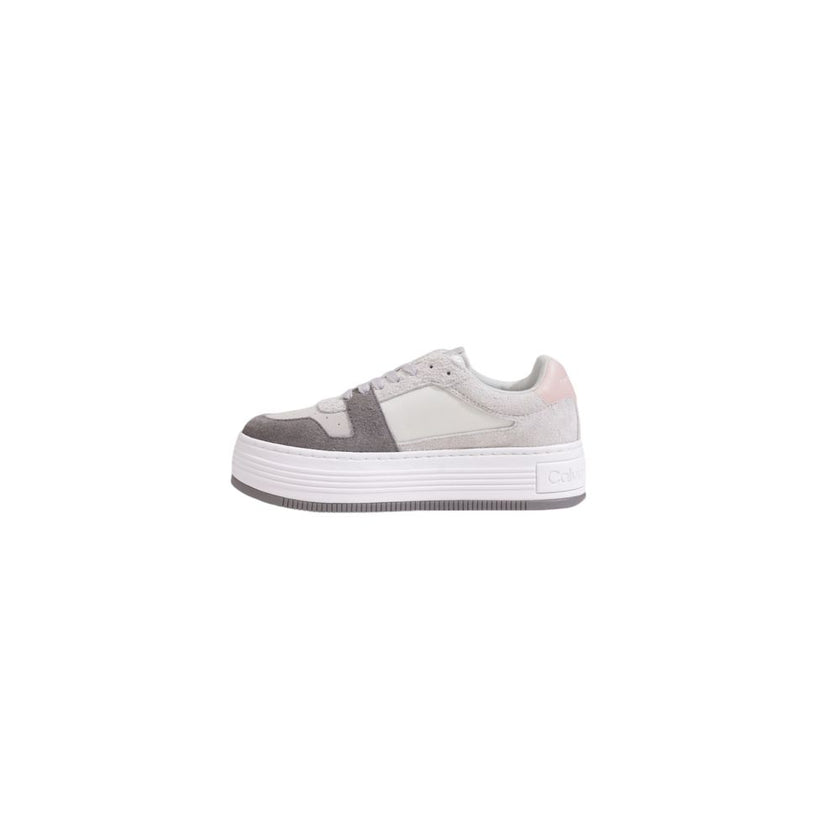 Gray Leather SneakerThe Calvin Klein BOLD PLATF LOW MIX YW0YW01604 women’s sneakers are the perfect blend of style and comfort. Made from 100% leather, these shoes feature a modern and appealing design, ideal for those who want a touch of elegance in thei