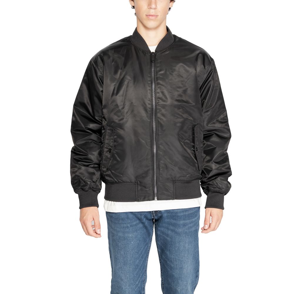 Black Polyamide Jackets & CoatThe Calvin Klein Jeans LS NYLON PADDED HERO 00040EM524 men’s jacket perfectly combines urban style and practicality. Made entirely from 100% polyamide, this padded jacket provides excellent protection against wind and cold, t