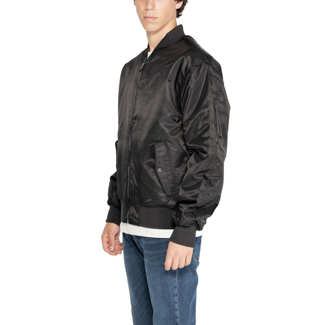 Black Polyamide Jackets & CoatThe Calvin Klein Jeans LS NYLON PADDED HERO 00040EM524 men’s jacket perfectly combines urban style and practicality. Made entirely from 100% polyamide, this padded jacket provides excellent protection against wind and cold, t