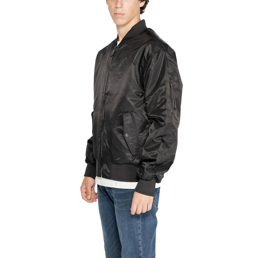 Black Polyamide Jackets & CoatThe Calvin Klein Jeans LS NYLON PADDED HERO 00040EM524 men’s jacket perfectly combines urban style and practicality. Made entirely from 100% polyamide, this padded jacket provides excellent protection against wind and cold, t