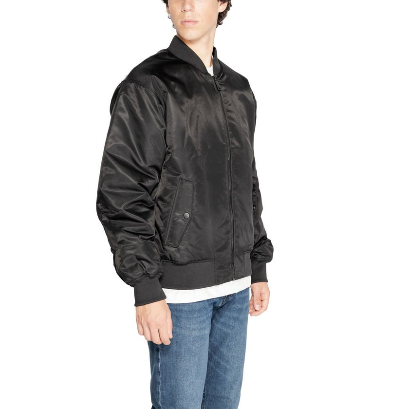 Black Polyamide Jackets & CoatThe Calvin Klein Jeans LS NYLON PADDED HERO 00040EM524 men’s jacket perfectly combines urban style and practicality. Made entirely from 100% polyamide, this padded jacket provides excellent protection against wind and cold, t