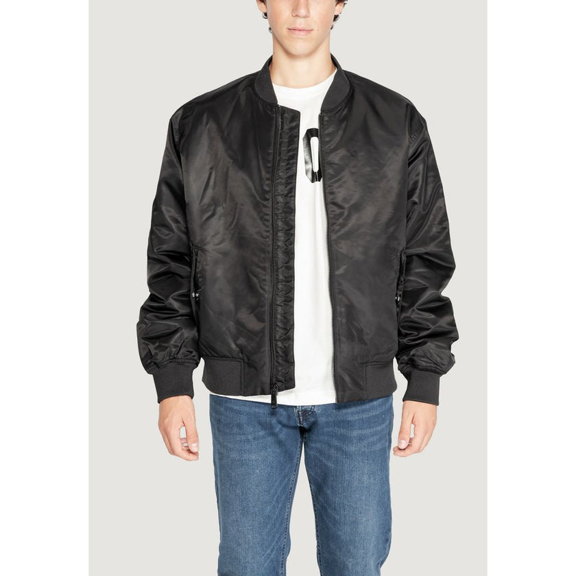 Black Polyamide Jackets & CoatThe Calvin Klein Jeans LS NYLON PADDED HERO 00040EM524 men’s jacket perfectly combines urban style and practicality. Made entirely from 100% polyamide, this padded jacket provides excellent protection against wind and cold, t