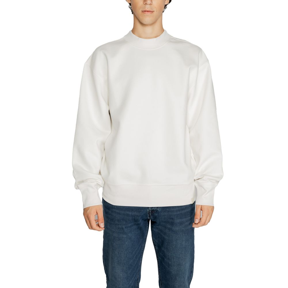 White Recycled Cotton SweatshirtThe Calvin Klein Jeans INTERLOCK CREW J30J326134 men’s crewneck sweatshirt is an essential piece with a minimalist and modern design. Made from high-quality interlock fabric, it features 80% regenerated cotton, 16% recycled