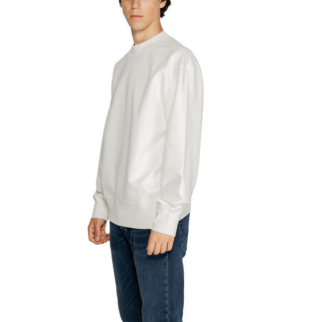 White Recycled Cotton SweatshirtThe Calvin Klein Jeans INTERLOCK CREW J30J326134 men’s crewneck sweatshirt is an essential piece with a minimalist and modern design. Made from high-quality interlock fabric, it features 80% regenerated cotton, 16% recycled