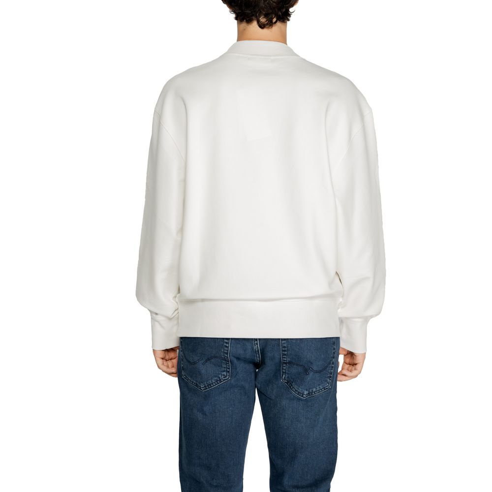 White Recycled Cotton SweatshirtThe Calvin Klein Jeans INTERLOCK CREW J30J326134 men’s crewneck sweatshirt is an essential piece with a minimalist and modern design. Made from high-quality interlock fabric, it features 80% regenerated cotton, 16% recycled
