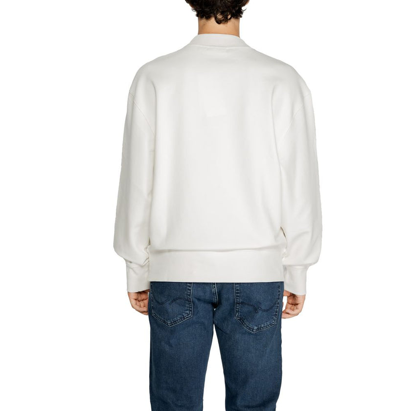 White Recycled Cotton SweatshirtThe Calvin Klein Jeans INTERLOCK CREW J30J326134 men’s crewneck sweatshirt is an essential piece with a minimalist and modern design. Made from high-quality interlock fabric, it features 80% regenerated cotton, 16% recycled