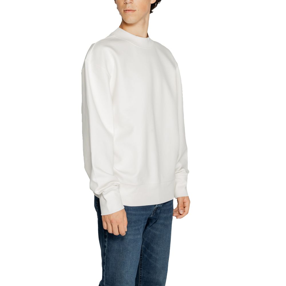 White Recycled Cotton SweatshirtThe Calvin Klein Jeans INTERLOCK CREW J30J326134 men’s crewneck sweatshirt is an essential piece with a minimalist and modern design. Made from high-quality interlock fabric, it features 80% regenerated cotton, 16% recycled