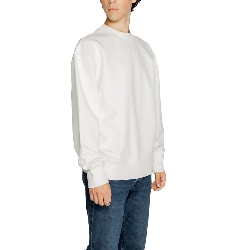 White Recycled Cotton SweatshirtThe Calvin Klein Jeans INTERLOCK CREW J30J326134 men’s crewneck sweatshirt is an essential piece with a minimalist and modern design. Made from high-quality interlock fabric, it features 80% regenerated cotton, 16% recycled