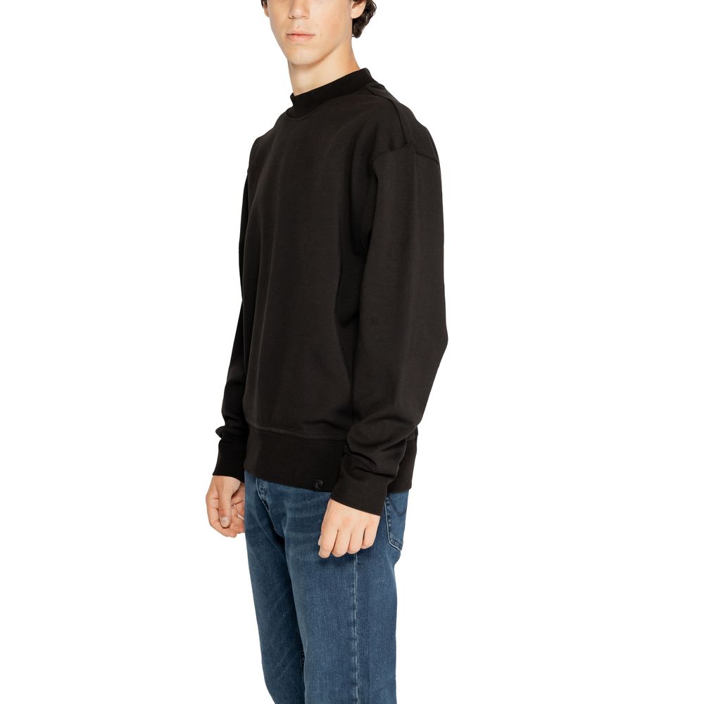 Black Recycled Cotton SweatshirtThe Calvin Klein Jeans INTERLOCK CREW J30J326134 men’s crewneck sweatshirt is an essential piece with a minimalist and modern design. Made from high-quality interlock fabric, it features 80% regenerated cotton, 16% recycled