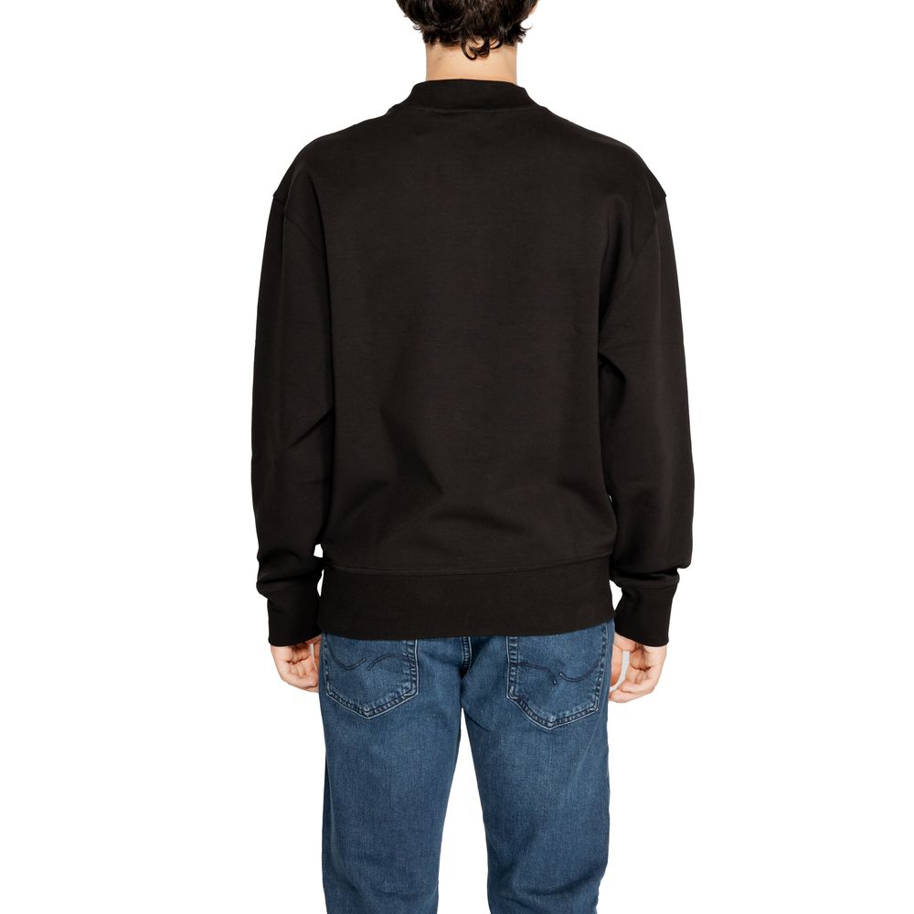Black Recycled Cotton SweatshirtThe Calvin Klein Jeans INTERLOCK CREW J30J326134 men’s crewneck sweatshirt is an essential piece with a minimalist and modern design. Made from high-quality interlock fabric, it features 80% regenerated cotton, 16% recycled