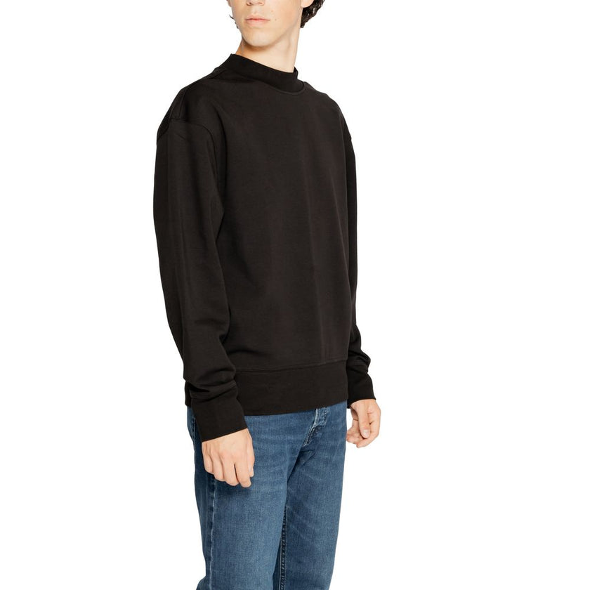Black Recycled Cotton SweatshirtThe Calvin Klein Jeans INTERLOCK CREW J30J326134 men’s crewneck sweatshirt is an essential piece with a minimalist and modern design. Made from high-quality interlock fabric, it features 80% regenerated cotton, 16% recycled