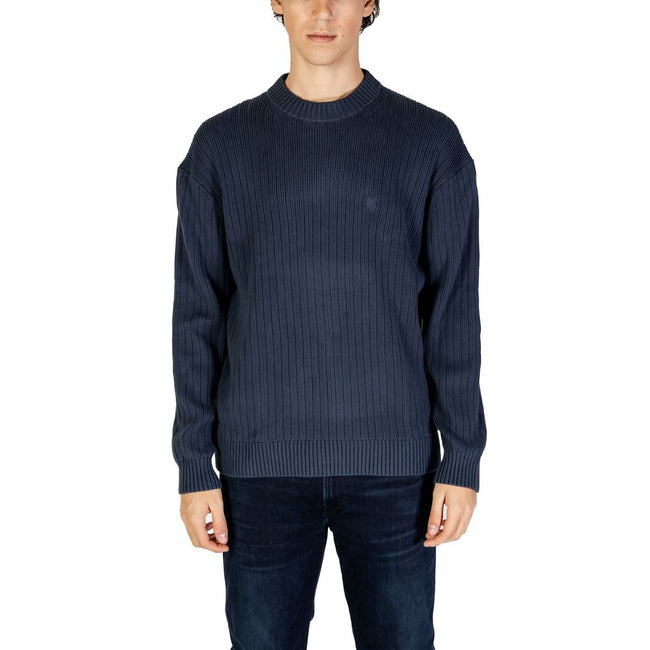 Blue Cotton SweaterThe Calvin Klein Jeans LINEAR J30J326193 men’s sweater is a must-have knitwear piece, combining contemporary style with comfort. Crafted from 100% pure cotton, it provides a soft and pleasant feel against the skin, making it ideal for t