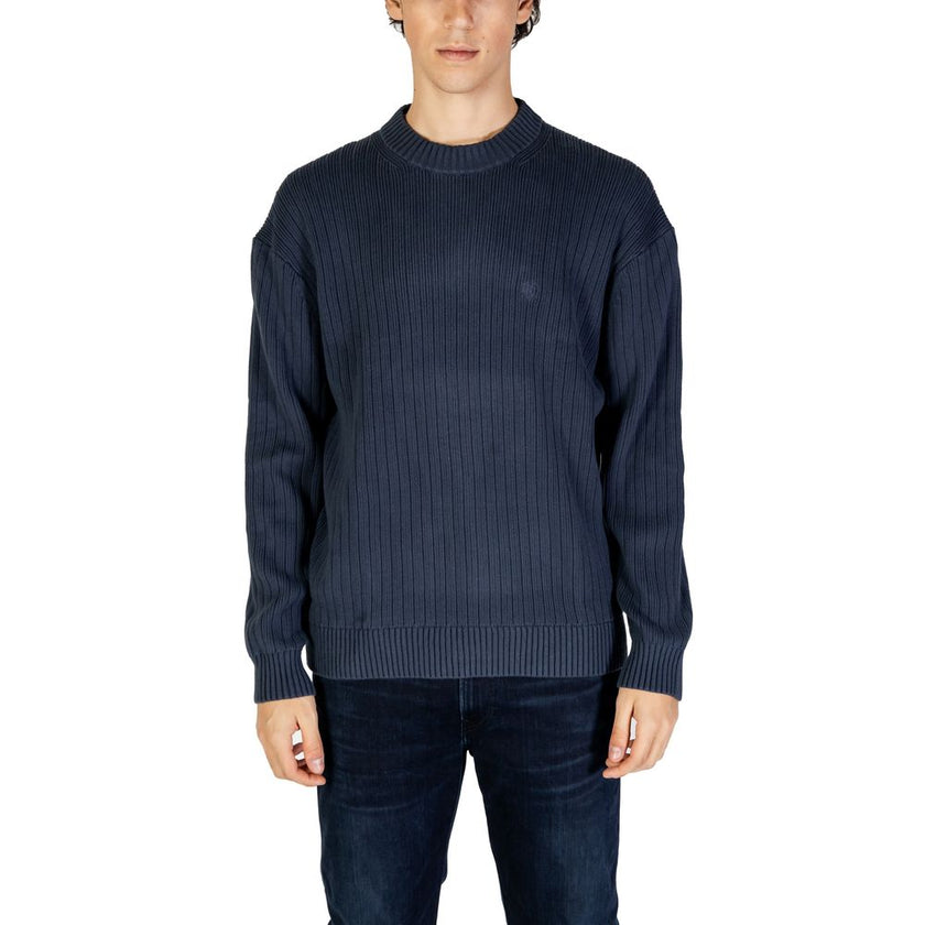Blue Cotton SweaterThe Calvin Klein Jeans LINEAR J30J326193 men’s sweater is a must-have knitwear piece, combining contemporary style with comfort. Crafted from 100% pure cotton, it provides a soft and pleasant feel against the skin, making it ideal for t