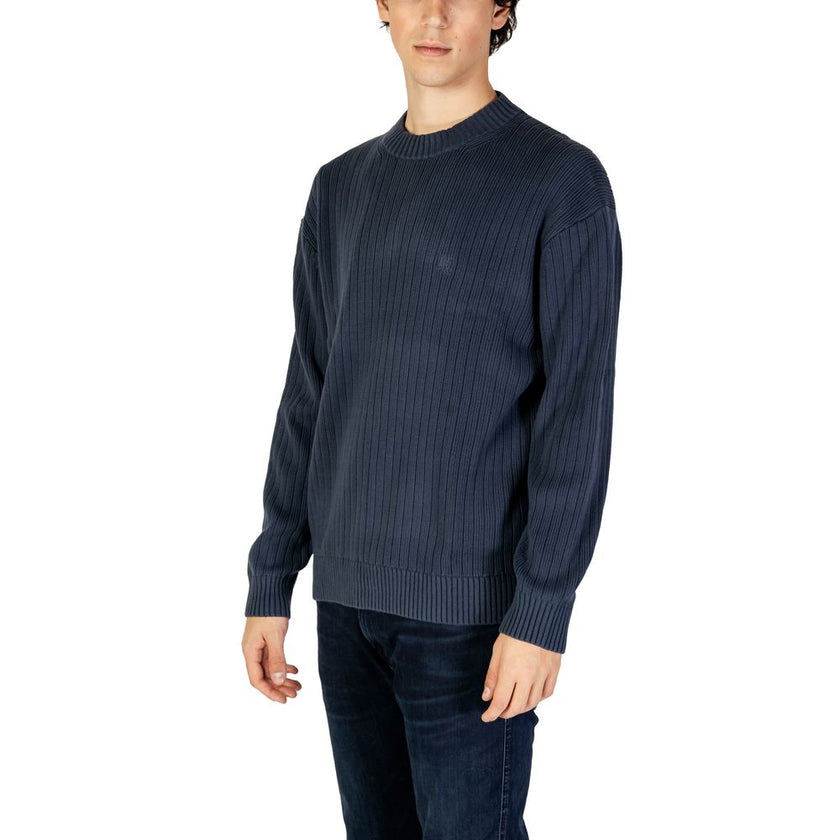 Blue Cotton SweaterThe Calvin Klein Jeans LINEAR J30J326193 men’s sweater is a must-have knitwear piece, combining contemporary style with comfort. Crafted from 100% pure cotton, it provides a soft and pleasant feel against the skin, making it ideal for t