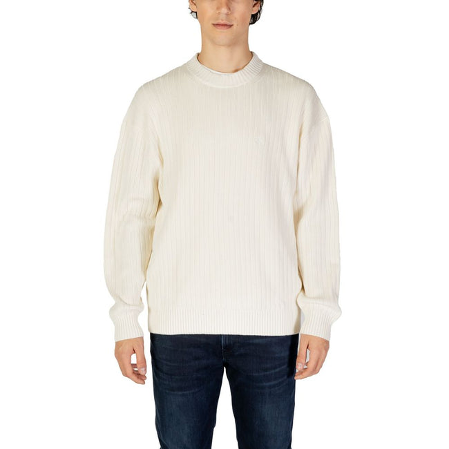 Cream Cotton SweaterThe Calvin Klein Jeans LINEAR J30J326193 men’s sweater is a must-have knitwear piece, combining contemporary style with comfort. Crafted from 100% pure cotton, it provides a soft and pleasant feel against the skin, making it ideal for