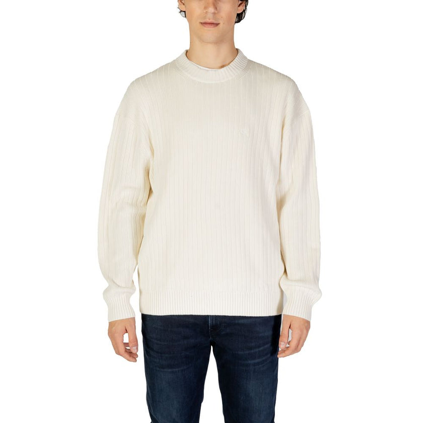 Cream Cotton SweaterThe Calvin Klein Jeans LINEAR J30J326193 men’s sweater is a must-have knitwear piece, combining contemporary style with comfort. Crafted from 100% pure cotton, it provides a soft and pleasant feel against the skin, making it ideal for