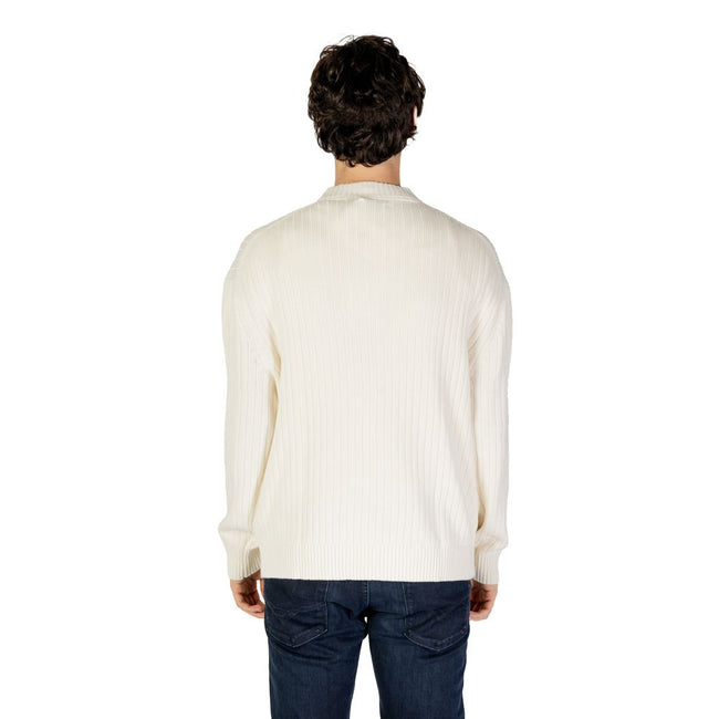 Cream Cotton SweaterThe Calvin Klein Jeans LINEAR J30J326193 men’s sweater is a must-have knitwear piece, combining contemporary style with comfort. Crafted from 100% pure cotton, it provides a soft and pleasant feel against the skin, making it ideal for