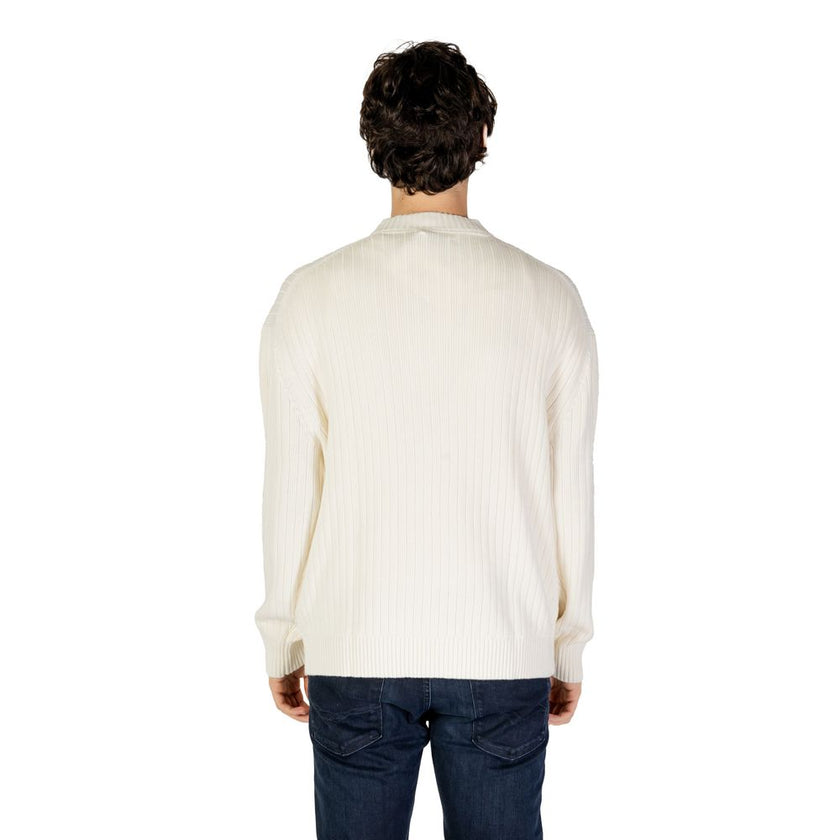 Cream Cotton SweaterThe Calvin Klein Jeans LINEAR J30J326193 men’s sweater is a must-have knitwear piece, combining contemporary style with comfort. Crafted from 100% pure cotton, it provides a soft and pleasant feel against the skin, making it ideal for