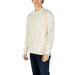 Cream Cotton SweaterThe Calvin Klein Jeans LINEAR J30J326193 men’s sweater is a must-have knitwear piece, combining contemporary style with comfort. Crafted from 100% pure cotton, it provides a soft and pleasant feel against the skin, making it ideal for