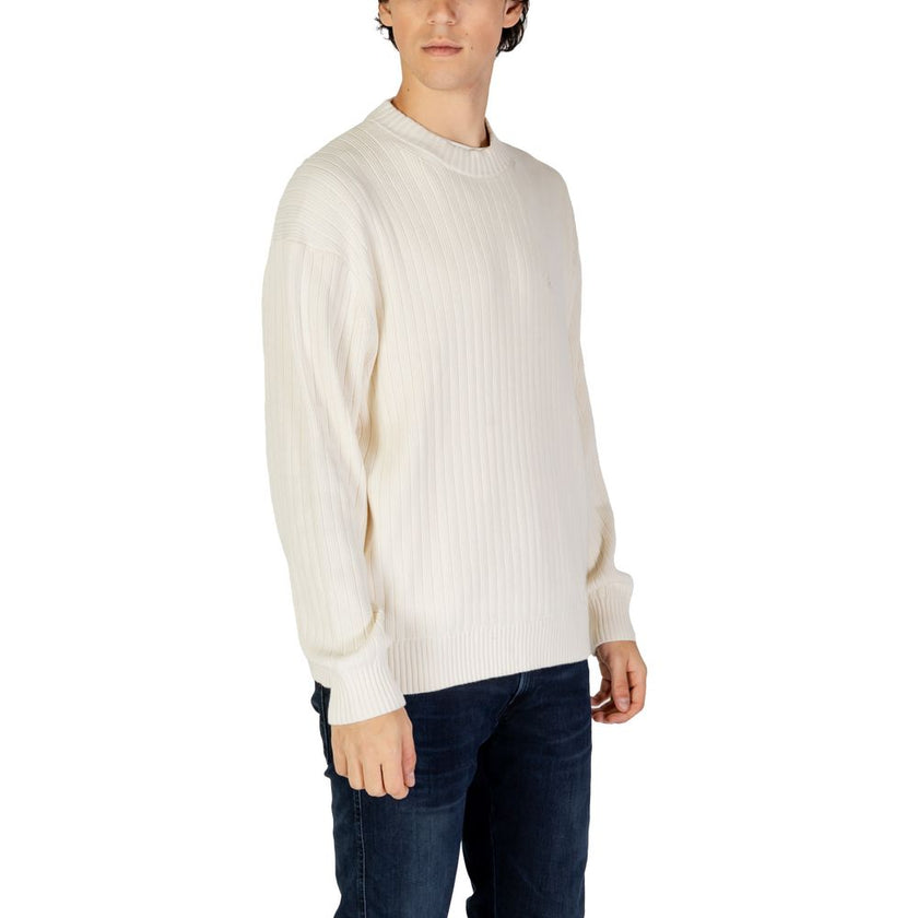 Cream Cotton SweaterThe Calvin Klein Jeans LINEAR J30J326193 men’s sweater is a must-have knitwear piece, combining contemporary style with comfort. Crafted from 100% pure cotton, it provides a soft and pleasant feel against the skin, making it ideal for