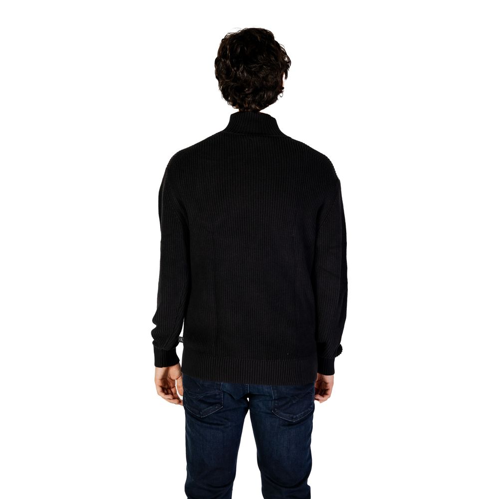 Black Cotton SweaterThe Calvin Klein Jeans MIXED STITCH HIGH J30J326204 men’s sweater is an elegant and contemporary choice for those seeking both style and comfort. Crafted from a premium blend of 90% cotton and 10% polyester, this sweater offers a soft,