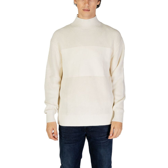 Cream Cotton SweaterThe Calvin Klein Jeans MIXED STITCH HIGH J30J326204 men’s sweater is an elegant and contemporary choice for those seeking both style and comfort. Crafted from a premium blend of 90% cotton and 10% polyester, this sweater offers a soft,