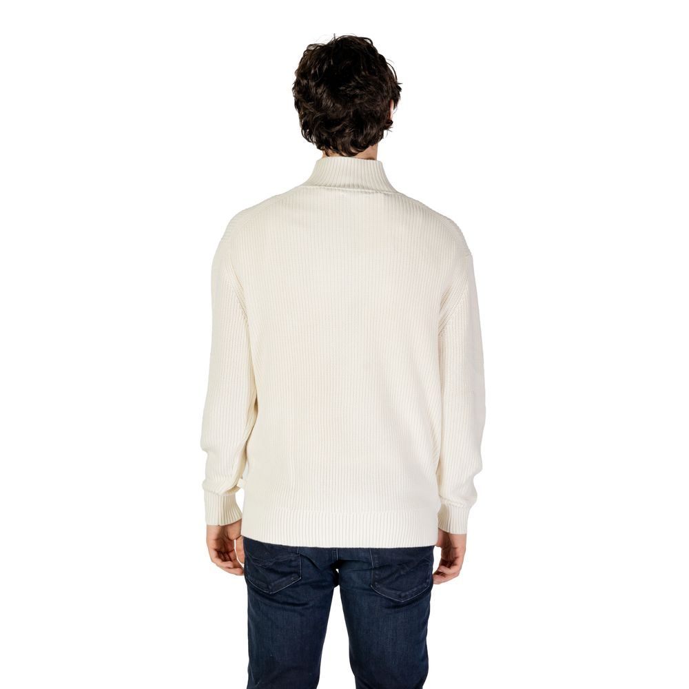 Cream Cotton SweaterThe Calvin Klein Jeans MIXED STITCH HIGH J30J326204 men’s sweater is an elegant and contemporary choice for those seeking both style and comfort. Crafted from a premium blend of 90% cotton and 10% polyester, this sweater offers a soft,