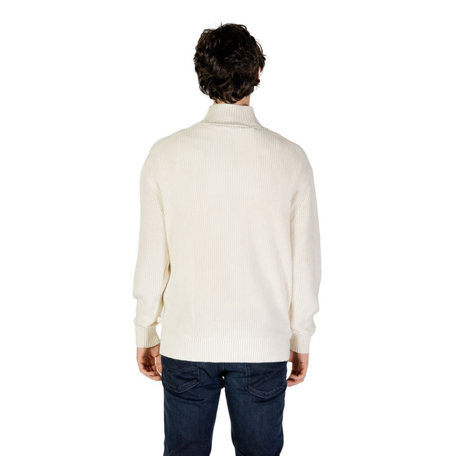 Cream Cotton SweaterThe Calvin Klein Jeans MIXED STITCH HIGH J30J326204 men’s sweater is an elegant and contemporary choice for those seeking both style and comfort. Crafted from a premium blend of 90% cotton and 10% polyester, this sweater offers a soft,