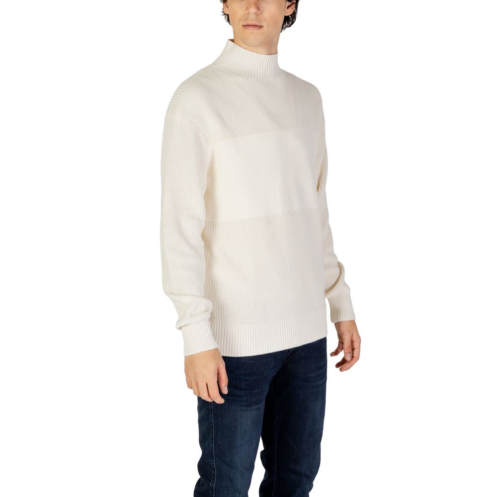 Cream Cotton SweaterThe Calvin Klein Jeans MIXED STITCH HIGH J30J326204 men’s sweater is an elegant and contemporary choice for those seeking both style and comfort. Crafted from a premium blend of 90% cotton and 10% polyester, this sweater offers a soft,