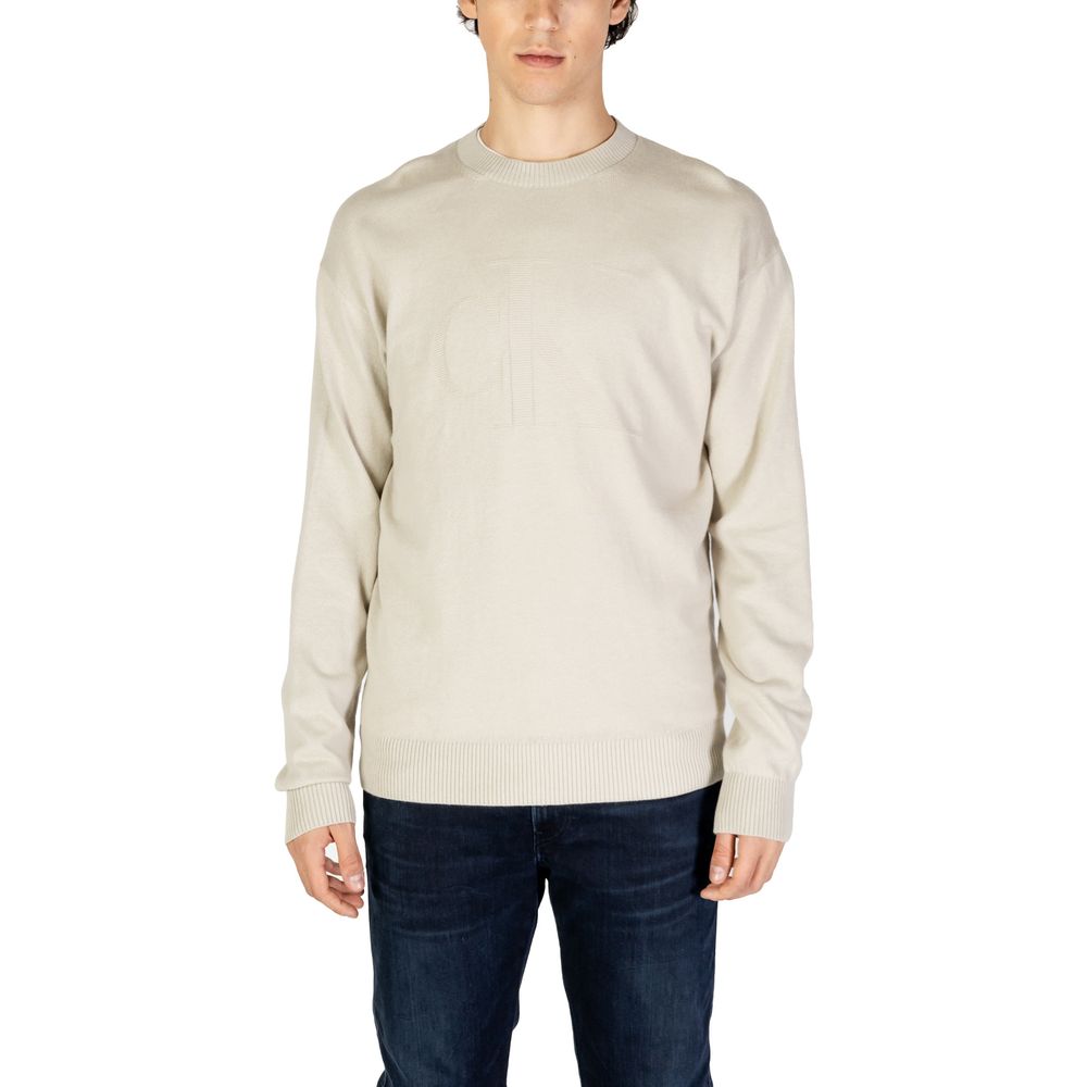 Beige Organic Cotton SweaterThe Calvin Klein Jeans CK INTARSIA MIX J30J326453 men’s sweater combines elegance and comfort in a timeless design. Crafted from a premium blend of 55% organic cotton, 35% cotton, and 10% wool, this sweater ensures a soft feel