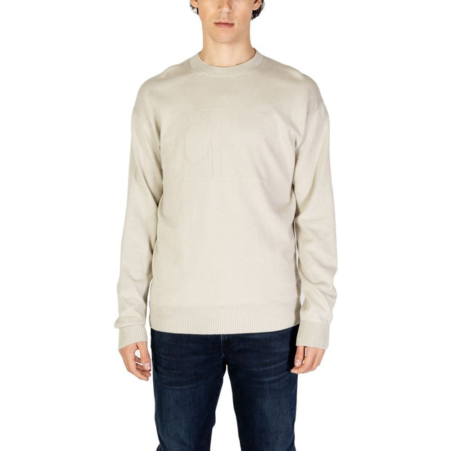 Beige Organic Cotton SweaterThe Calvin Klein Jeans CK INTARSIA MIX J30J326453 men’s sweater combines elegance and comfort in a timeless design. Crafted from a premium blend of 55% organic cotton, 35% cotton, and 10% wool, this sweater ensures a soft feel