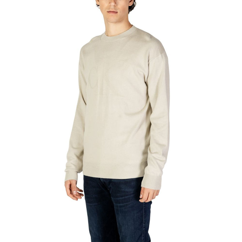 Beige Organic Cotton SweaterThe Calvin Klein Jeans CK INTARSIA MIX J30J326453 men’s sweater combines elegance and comfort in a timeless design. Crafted from a premium blend of 55% organic cotton, 35% cotton, and 10% wool, this sweater ensures a soft feel