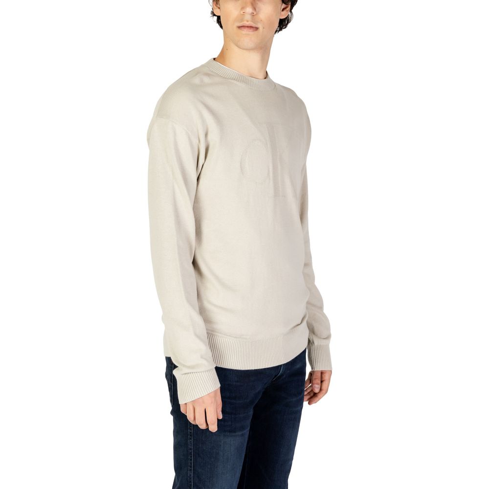 Beige Organic Cotton SweaterThe Calvin Klein Jeans CK INTARSIA MIX J30J326453 men’s sweater combines elegance and comfort in a timeless design. Crafted from a premium blend of 55% organic cotton, 35% cotton, and 10% wool, this sweater ensures a soft feel