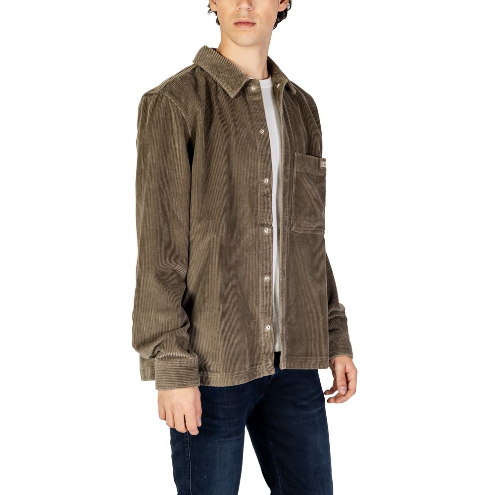 Beige Cotton ShirtThe Calvin Klein Jeans CORDUROY J30J326678 men’s shirt is a versatile and trendy piece, perfect for those seeking a casual yet refined look. Made from 100% cotton, this long-sleeved shirt features a corduroy structure that adds a distinc