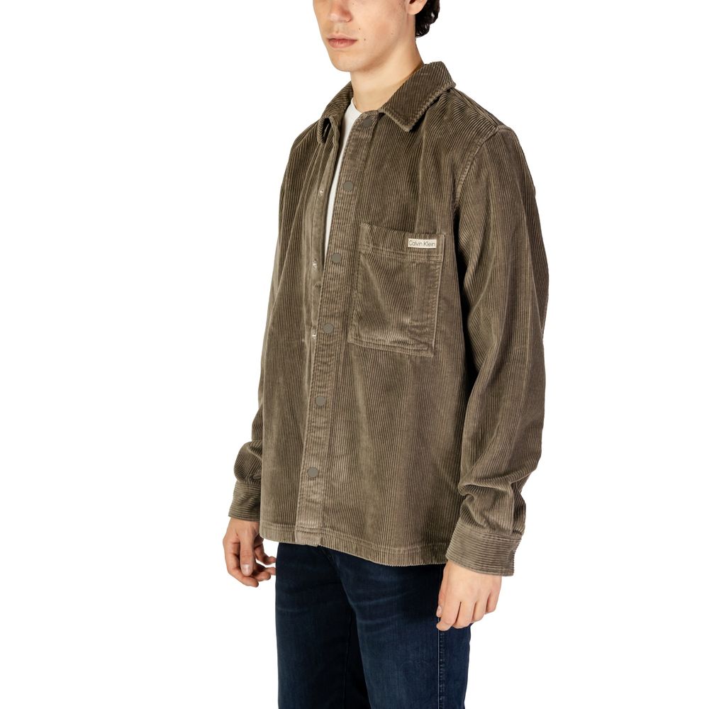 Beige Cotton ShirtThe Calvin Klein Jeans CORDUROY J30J326678 men’s shirt is a versatile and trendy piece, perfect for those seeking a casual yet refined look. Made from 100% cotton, this long-sleeved shirt features a corduroy structure that adds a distinc