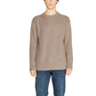 Brown Organic Cotton SweaterThe Calvin Klein Jeans RELAXED LINEAR J30J326888 men’s sweater is the perfect choice for those seeking a casual yet contemporary look without compromising on quality. Crafted from 100% organic cotton, it offers a naturally soft