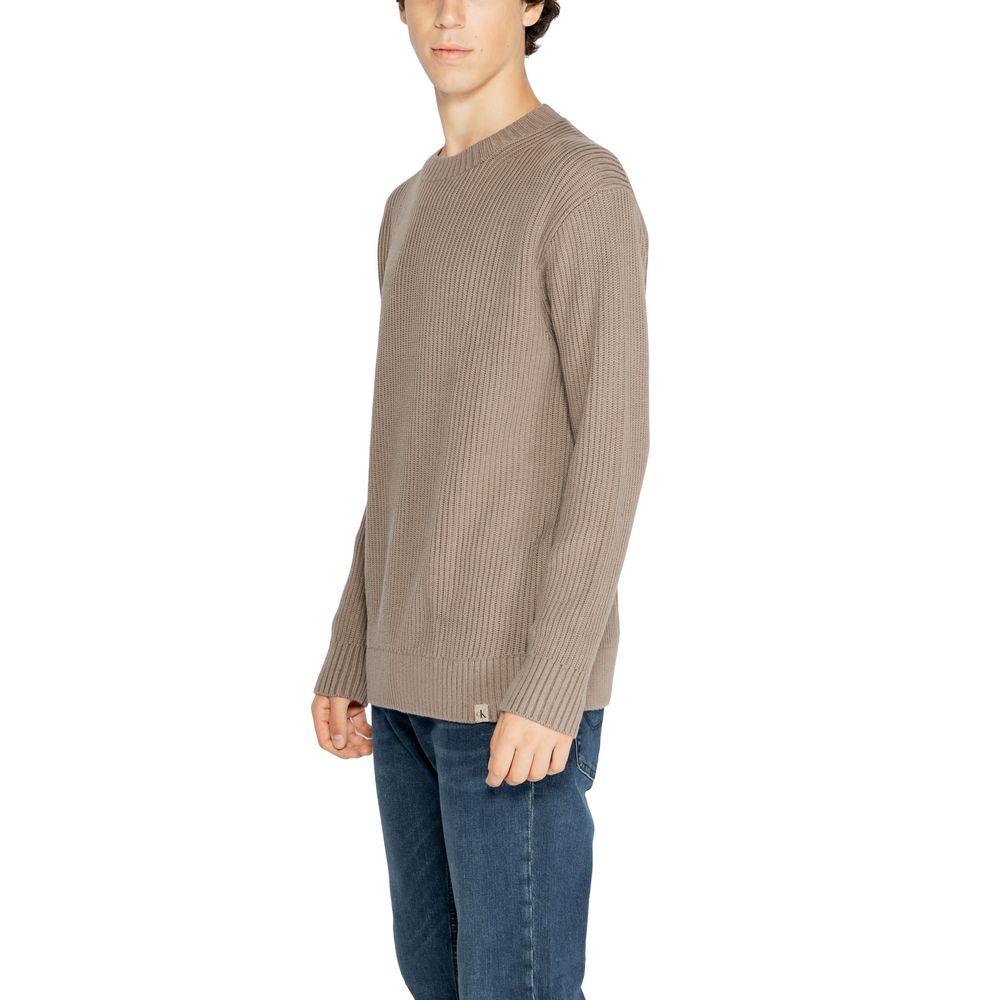 Brown Organic Cotton SweaterThe Calvin Klein Jeans RELAXED LINEAR J30J326888 men’s sweater is the perfect choice for those seeking a casual yet contemporary look without compromising on quality. Crafted from 100% organic cotton, it offers a naturally soft