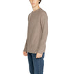 Brown Organic Cotton SweaterThe Calvin Klein Jeans RELAXED LINEAR J30J326888 men’s sweater is the perfect choice for those seeking a casual yet contemporary look without compromising on quality. Crafted from 100% organic cotton, it offers a naturally soft