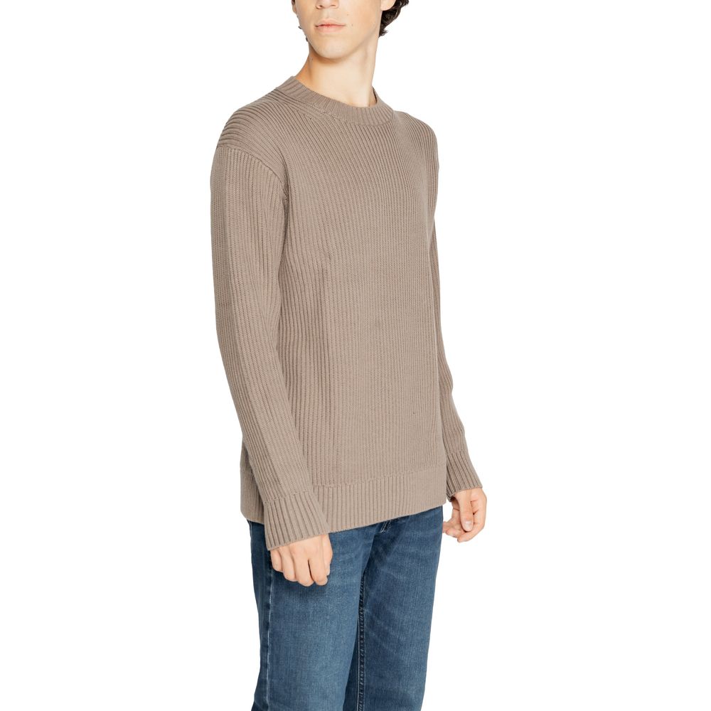 Brown Organic Cotton SweaterThe Calvin Klein Jeans RELAXED LINEAR J30J326888 men’s sweater is the perfect choice for those seeking a casual yet contemporary look without compromising on quality. Crafted from 100% organic cotton, it offers a naturally soft