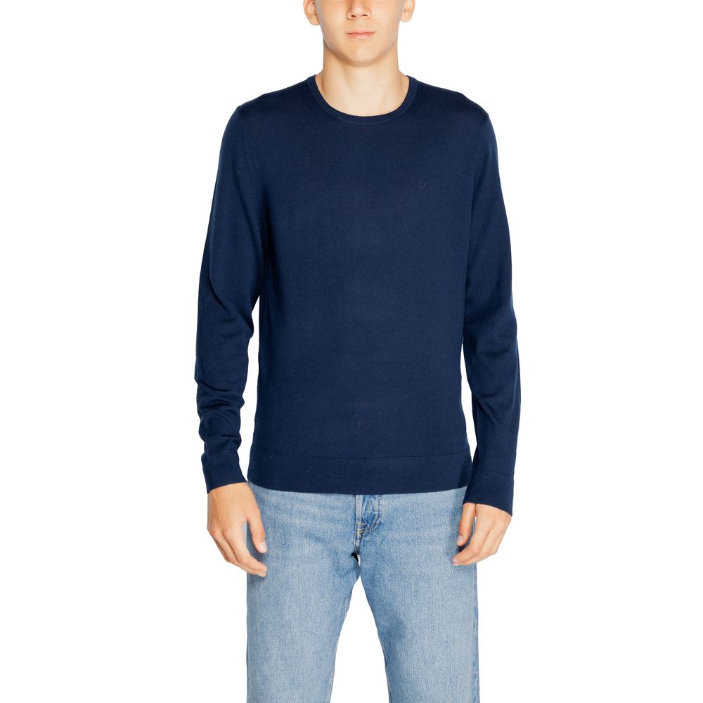 Blue Recycled Wool SportswearThe Calvin Klein MERINO RWS CREW NECK K10K109474 sweater is a must-have for the modern man’s wardrobe. Made from 100% RWS-certified recycled wool, this knitwear offers comfort, softness, and a focus on sustainability. The clas