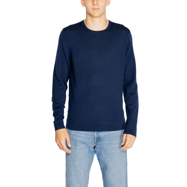 Blue Recycled Wool SportswearThe Calvin Klein MERINO RWS CREW NECK K10K109474 sweater is a must-have for the modern man’s wardrobe. Made from 100% RWS-certified recycled wool, this knitwear offers comfort, softness, and a focus on sustainability. The clas