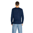 Blue Recycled Wool SportswearThe Calvin Klein MERINO RWS CREW NECK K10K109474 sweater is a must-have for the modern man’s wardrobe. Made from 100% RWS-certified recycled wool, this knitwear offers comfort, softness, and a focus on sustainability. The clas