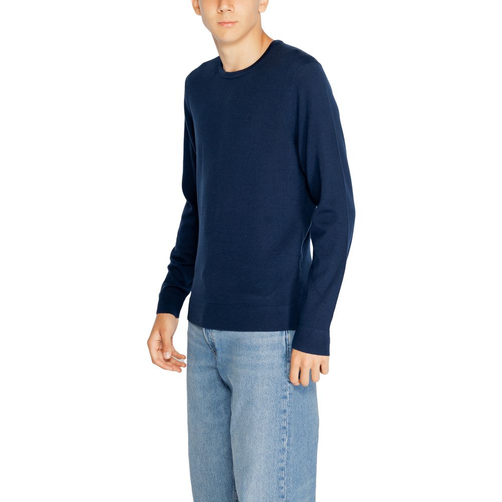 Blue Recycled Wool SportswearThe Calvin Klein MERINO RWS CREW NECK K10K109474 sweater is a must-have for the modern man’s wardrobe. Made from 100% RWS-certified recycled wool, this knitwear offers comfort, softness, and a focus on sustainability. The clas