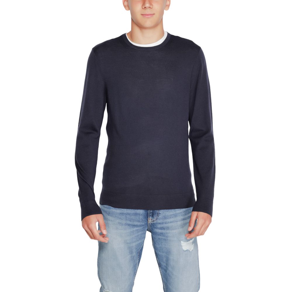 Blue Recycled Wool SportswearThe Calvin Klein MERINO RWS CREW NECK K10K109474 sweater is a must-have for the modern man’s wardrobe. Made from 100% RWS-certified recycled wool, this knitwear offers comfort, softness, and a focus on sustainability. The clas