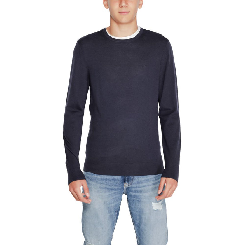 Blue Recycled Wool SportswearThe Calvin Klein MERINO RWS CREW NECK K10K109474 sweater is a must-have for the modern man’s wardrobe. Made from 100% RWS-certified recycled wool, this knitwear offers comfort, softness, and a focus on sustainability. The clas