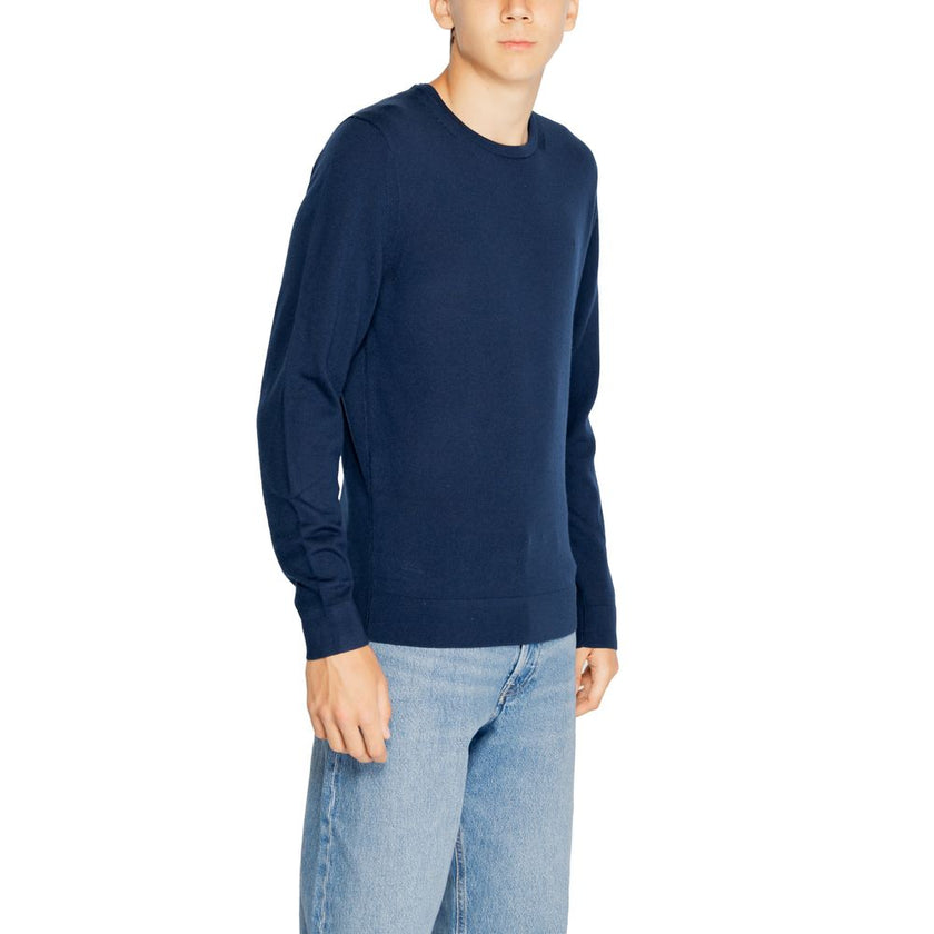 Blue Recycled Wool SportswearThe Calvin Klein MERINO RWS CREW NECK K10K109474 sweater is a must-have for the modern man’s wardrobe. Made from 100% RWS-certified recycled wool, this knitwear offers comfort, softness, and a focus on sustainability. The clas
