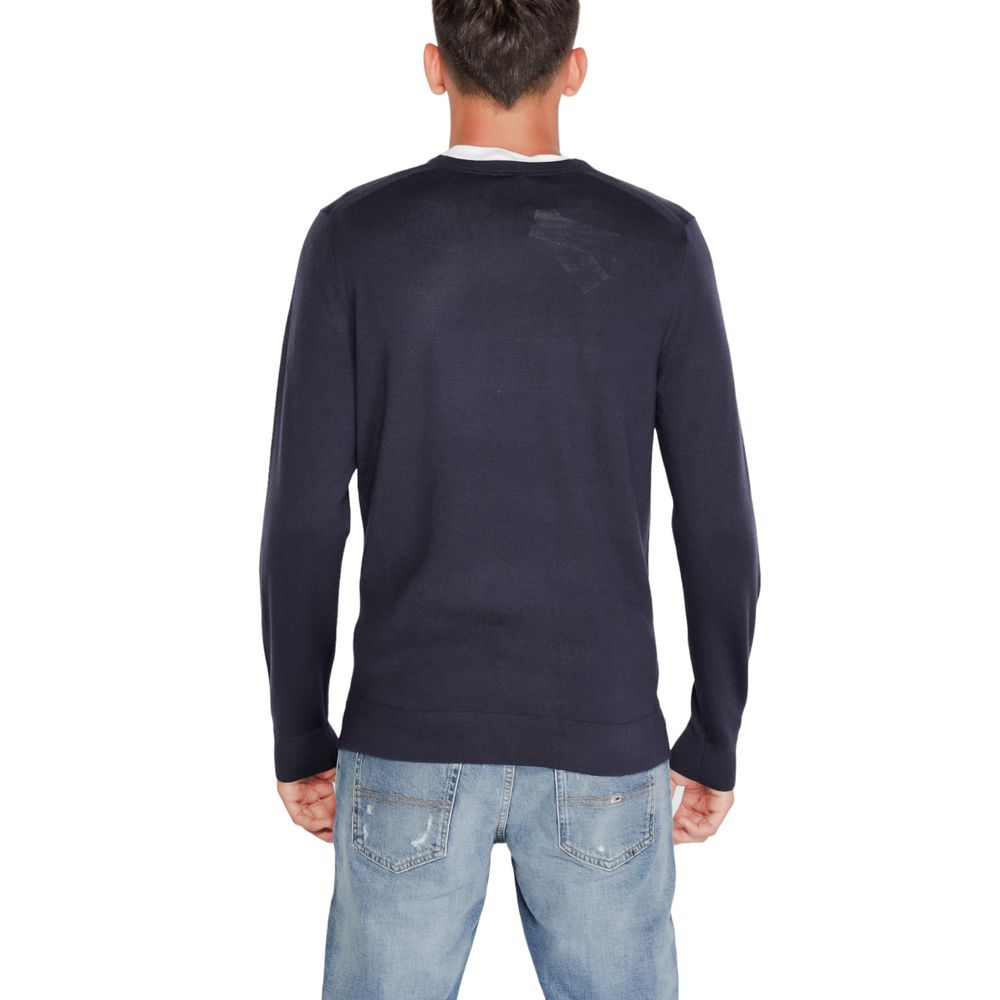 Blue Recycled Wool SportswearThe Calvin Klein MERINO RWS CREW NECK K10K109474 sweater is a must-have for the modern man’s wardrobe. Made from 100% RWS-certified recycled wool, this knitwear offers comfort, softness, and a focus on sustainability. The clas
