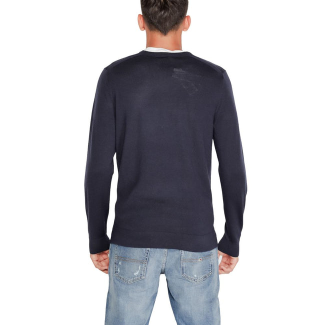 Blue Recycled Wool SportswearThe Calvin Klein MERINO RWS CREW NECK K10K109474 sweater is a must-have for the modern man’s wardrobe. Made from 100% RWS-certified recycled wool, this knitwear offers comfort, softness, and a focus on sustainability. The clas